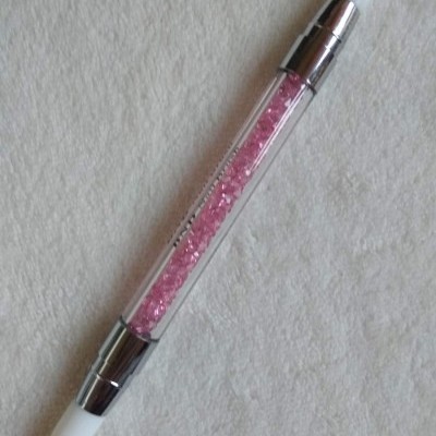 Pincel de unhas com corpo transparente e pedras cor de rosa