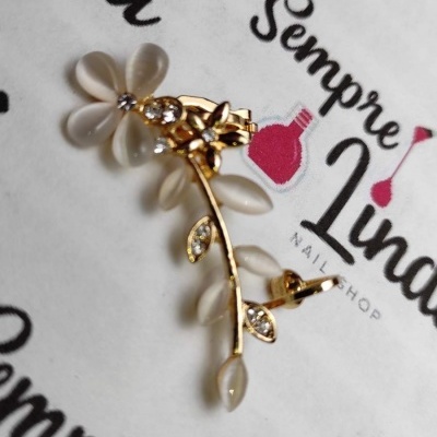 Brinco único (Ear Cuff) com Flores