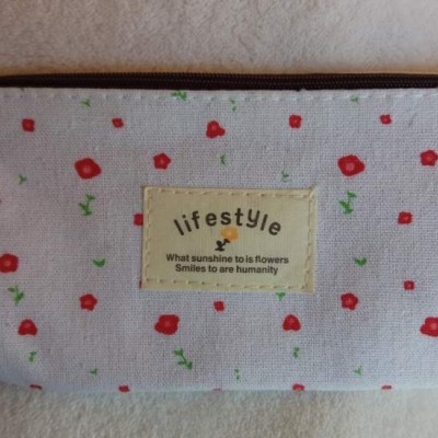 Bolsinha branca com flores para maquilhagem