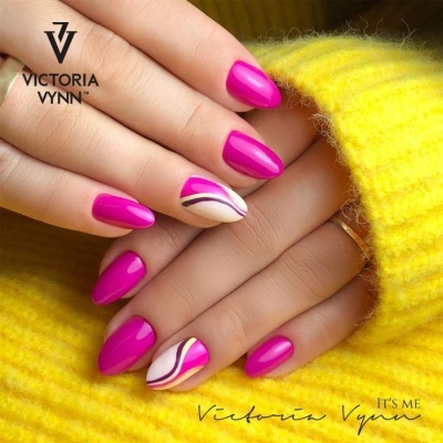 Unhas com verniz rosa e decoração ondulada em creme, rosa, branca, amarela e dourada.