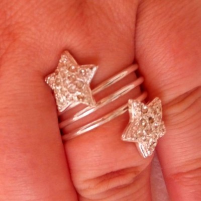 Anel Prateado com Estrelas Brilhantes