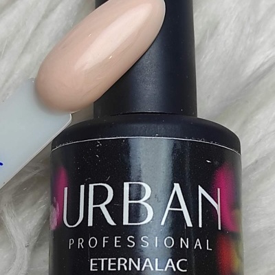 Frasco de verniz de unhas preto com tampa rosa claro e amostra de cor bege claro