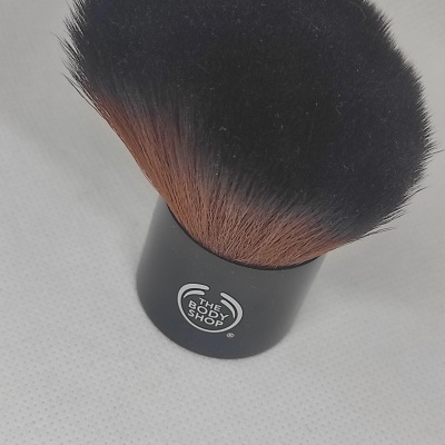 Pincel de maquilhagem preto e castanho da The Body Shop