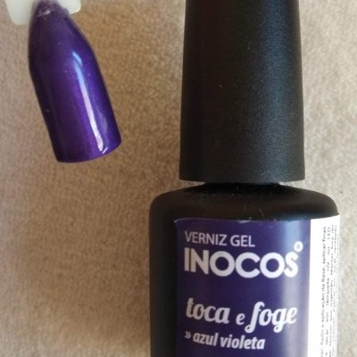 Frasco de verniz gel azul violeta da INOCOS com amostra da cor e tampa preta