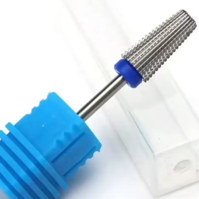 Broca de metal prateado com base azul e estojo transparente