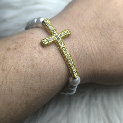 Pulseira Pérolas Com Cruz Dourada
