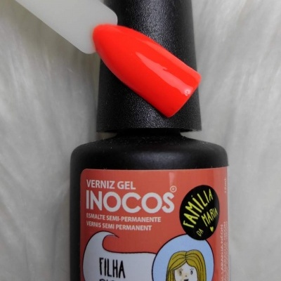 Frasco preto de verniz gel vermelho INOCOS com rótulo cor de salmão e amostra de cor vermelha