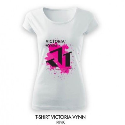 T-shirt feminina branca com estampa rosa e preta com texto Victoria Vynn
