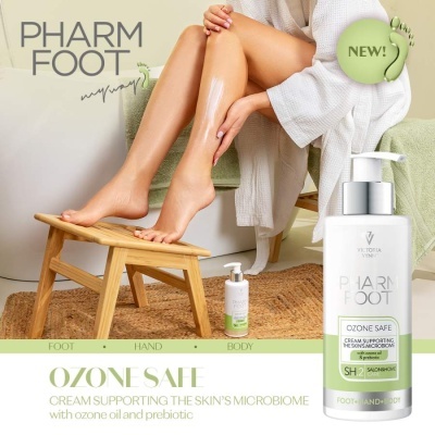 Creme hidratante PHARM FOOT OZONE SAFE com embalagem branca e tampa prateada, pernas femininas aplicando creme