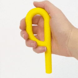 Mordedor ARK's Grabber® P Tube (oco e liso) Objeto de plástico amarelo segurado por uma mão sobre fundo branco