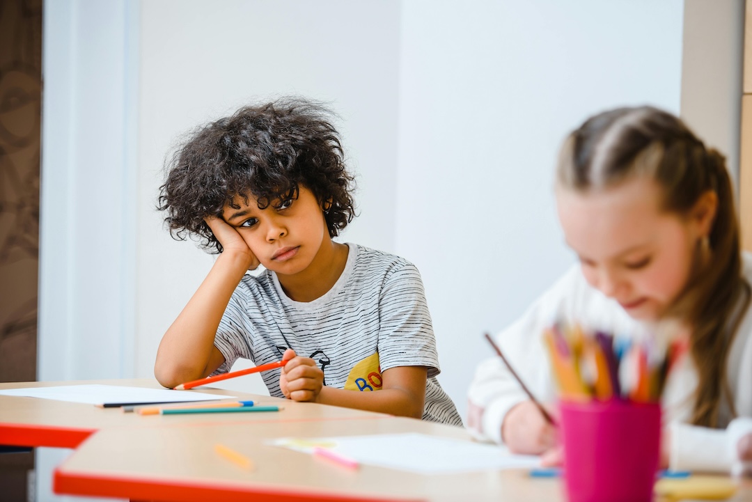 Crianças inquietas na sala de aula: estratégias para os professores e educadores Crianças inquietas na sala de aula: estratégias para os professores e educadores