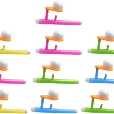 Brinquedos plásticos coloridos com bolas brancas em fundo branco