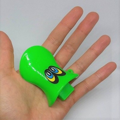 Luva de silicone verde com desenho de olhos