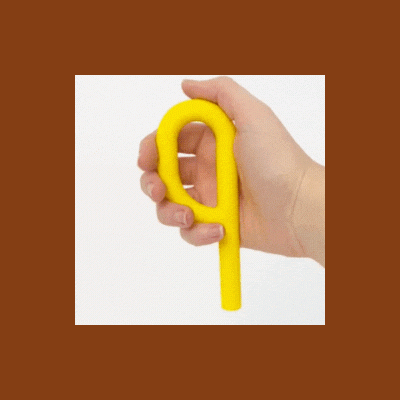 Objeto de plástico amarelo segurado por uma mão sobre fundo branco