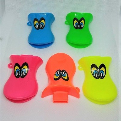 Cinco suportes de plástico coloridos com olhos grandes e sorridentes