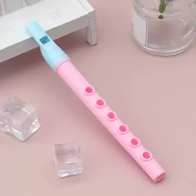 Flauta doce eletrónica cor-de-rosa e azul clara com ecrã digital em superfície rosa