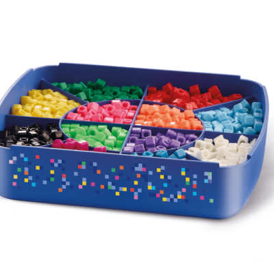 Contentor azul com compartimentos e blocos plásticos coloridos