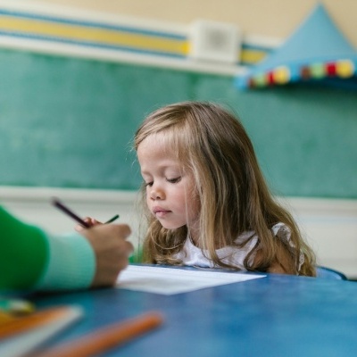 Adaptações simples para facilitar a escrita em crianças com dificuldades motoras