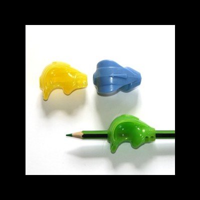 Três acertadores de lápis de dinossauro coloridos em amarelo, azul e verde com lápis verde.