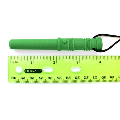 Produto verde com cordão preto e régua amarela BAZIC