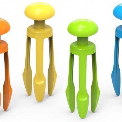 Seis pegadores de plástico coloridos em linha sobre fundo branco