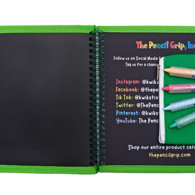 Estojo verde aberto com cinco lápis coloridos e texto com redes sociais no interior