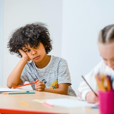 Crianças inquietas na sala de aula: estratégias para os professores e educadores Crianças inquietas na sala de aula: estratégias para os professores e educadores