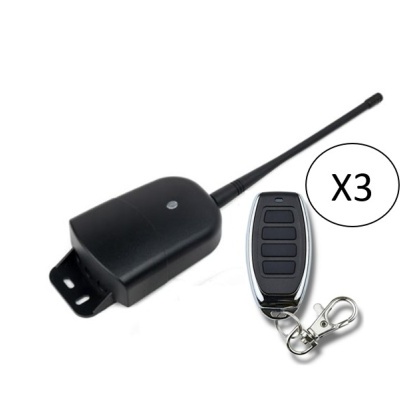 Control remoto preto com quatro botões e dispositivo com antena e texto X3.