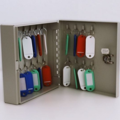 Caixa metálica aberta com porta-chaves plásticos coloridos