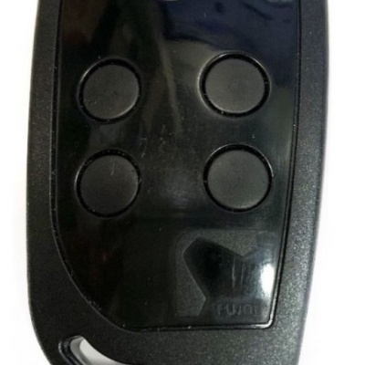 Comando remoto preto de quatro botões em fundo branco