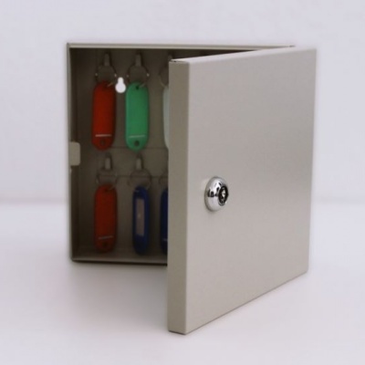 Caixa de metal cinzenta aberta com pen drives coloridos pendurados