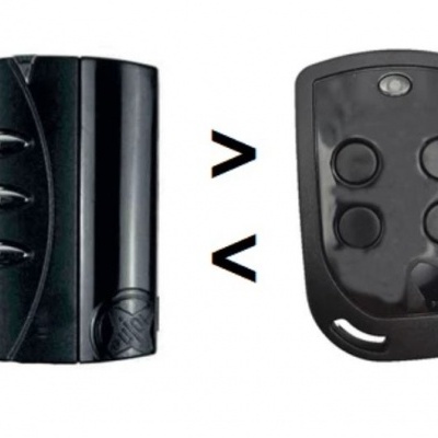 Comandos remotos pretos para portões ou garagens com diferentes números de botões