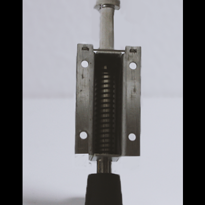 Porta batente metálica com mola e ponteira de borracha preta