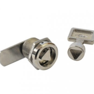 Fecho metálico prateado composto por duas peças, uma cilíndrica com lingueta e outra quadrada texturada