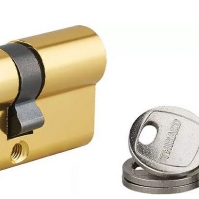 Cilindro de fechadura dourado com duas chaves prateadas