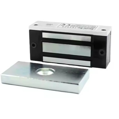 Dispositivo elétrico retangular preto com partes metálicas prateadas e peça metálica adicional