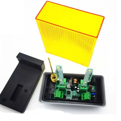 Caixa eletrónica preta com circuitos verdes e antena com tampa amarela ao lado