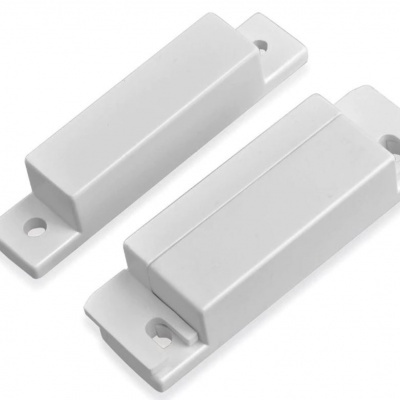 Dois sensores magnéticos retangulares brancos em plástico com furos para parafusos