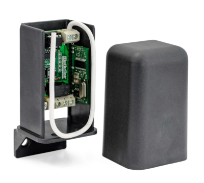 Dispositivo eletrônico com caixa preta e tampa destacada