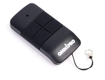 Comando remoto preto OMNIPRO com quatro botões e fio na extremidade