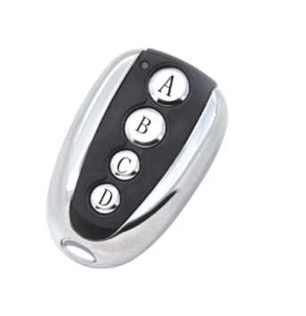 Comando remoto de porta prateado com botões A, B, C, D