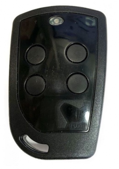 Comando remoto preto de quatro botões em fundo branco