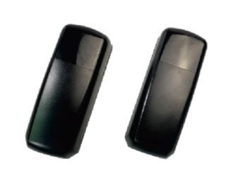 Duas capas pretas para controle remoto em plástico brilhante.