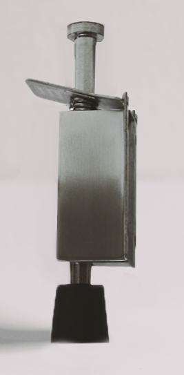 Fecho metálico prateado com mola e base preta sobre superfície branca