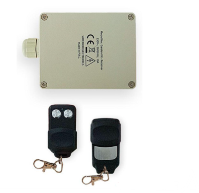 Mini painel de serralheria cinza com texto e dois controlos remotos pretos com botões e argolas