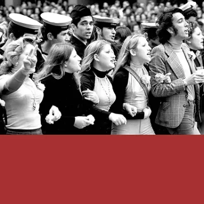 Grupo de jovens em preto e branco com uniformes escolares e roupas casuais