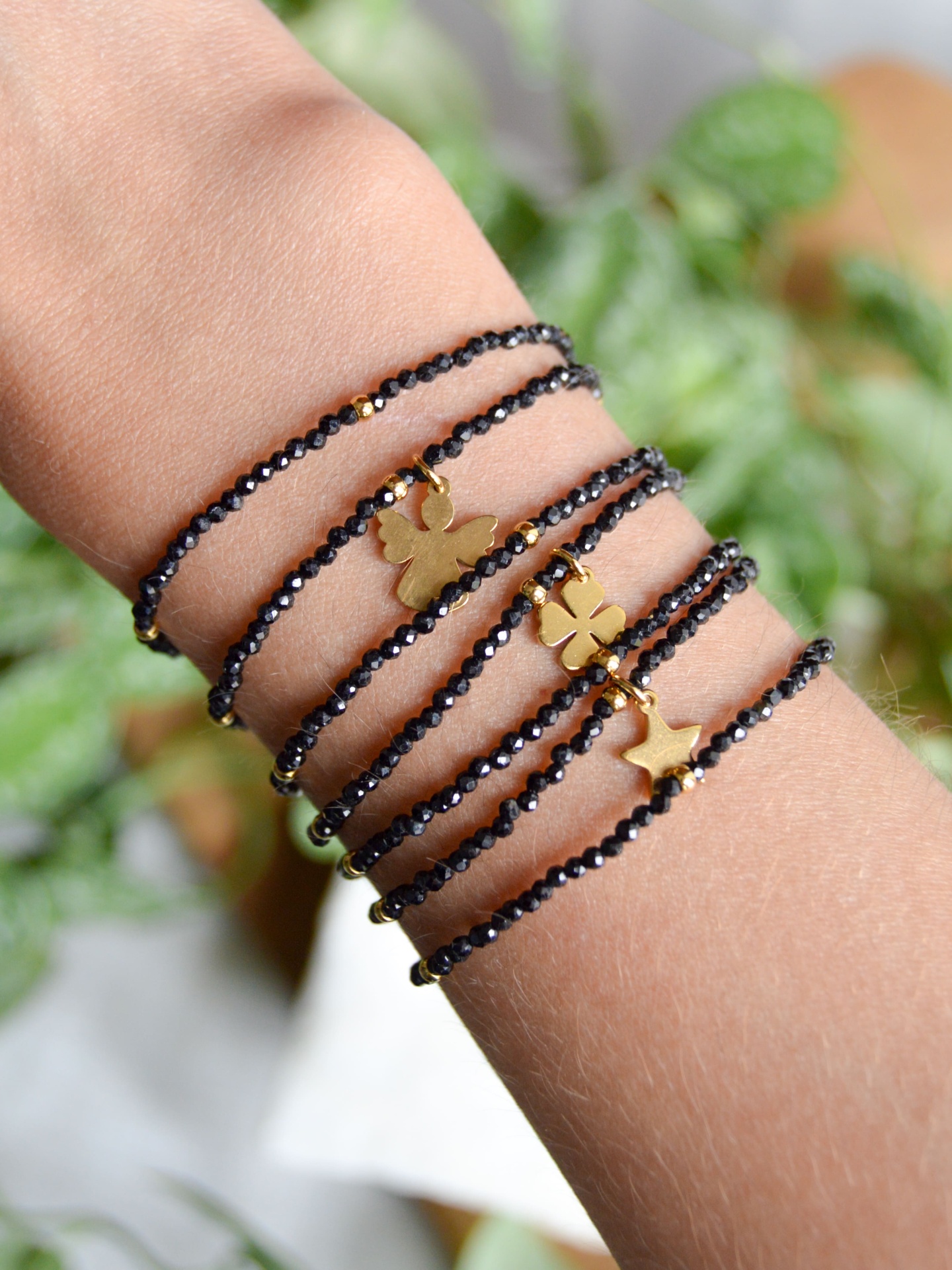 PULSEIRA TURMALINA NEGRA C/ CONTAS DE AÇO DOURADO