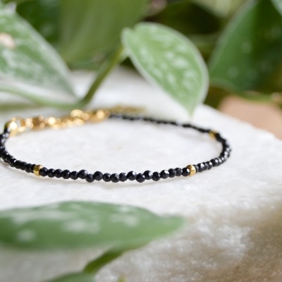 PULSEIRA&#x20;TURMALINA&#x20;NEGRA&#x20;C&#x2F;&#x20;CONTAS&#x20;DE&#x20;A&#x00C7;O&#x20;DOURADO