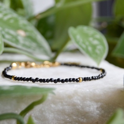 PULSEIRA&#x20;TURMALINA&#x20;NEGRA&#x20;C&#x2F;&#x20;CONTAS&#x20;DE&#x20;A&#x00C7;O&#x20;DOURADO