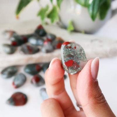 JASPE&#x20;SANGU&#x00CD;NEO&#x20;OU&#x20;HELIOTR&#x00D3;PIO&#x20;ROLADO